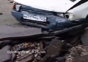 Во Владивостоке несколько машин ушли под землю