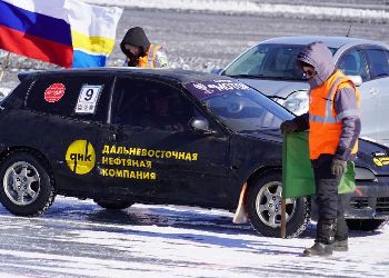 Амурские автомобилисты соревновались в скорости на замерзшей Зее