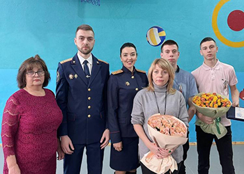 Во Владивостоке наградили школьников, поймавших педофила