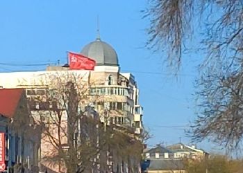 Копию Знамени Победы установили на здание ТЦ в Благовещенске