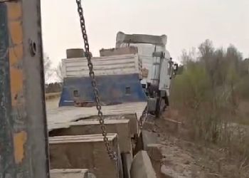 Водитель трала снес бетонное ограждение на трассе в Приамурье