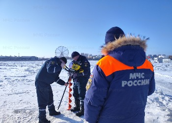 Благовещенские спасатели проверили лед на Амуре в преддверии фестиваля спорта