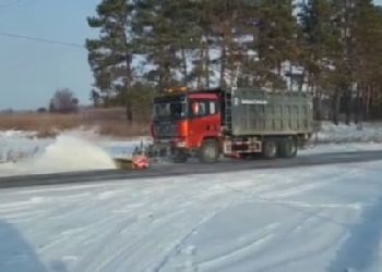Последствия снегопада устраняют на трассах Амурской области