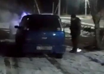 «Хаотично моргал фарами»: в Благовещенском округе загорелся автомобиль