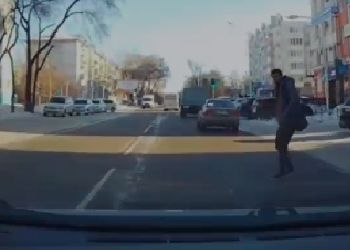 В Благовещенске попал на видео «бессмертный пешеход»