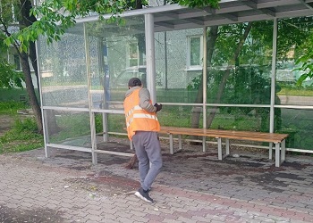 В Благовещенске сотрудники ГСТК ремонтируют автобусные остановки