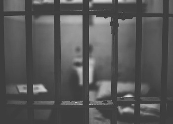 В Приамурье продлен арест обвиняемого в сексуальных действиях в отношении девочки