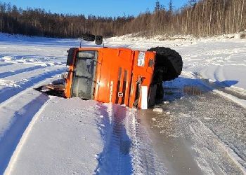 КамАЗ провалился под лед на Зейском водохранилище  