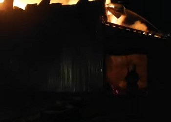 В амурском поселке в гараже сгорело шесть машин