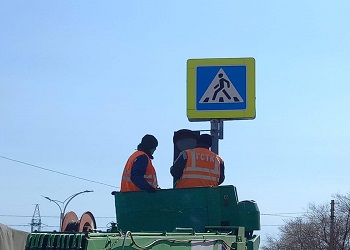 В Благовещенске сотрудники ГСТК очищают дорожные знаки от пыли