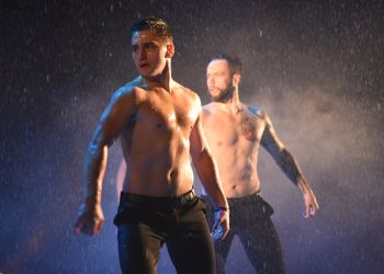 Артисты «Искушения» выразили амурчанам свою любовь в танцах под дождем