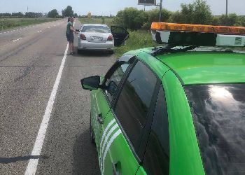 В Приамурье «Дорожный патруль» пришел на помощь семье, чей автомобиль заглох в жару