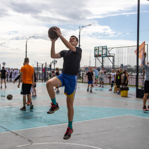 В День физкультурника благовещенцы сыграли в баскетбол и волейбол
