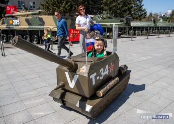 «За Победу»: благовещенских малышей прокатили на «танке»
