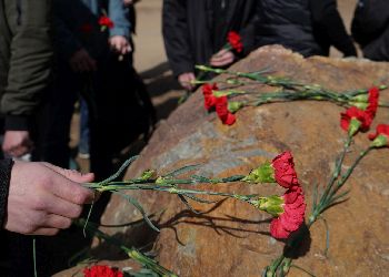 В Приамурье студенты-геологи возложили цветы в память о шахтерах «Пионера»
