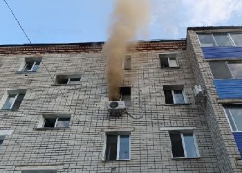 В Белогорске из горящего дома спасли шесть человек