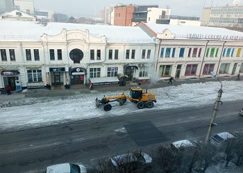 Дорожники очищают от снега и наледи тротуары и заездные карманы в Благовещенске