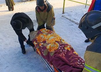 В Завитинске пожарные помогли медикам госпитализировать женщину