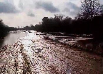 Вода продолжает заливать дороги в Приамурье