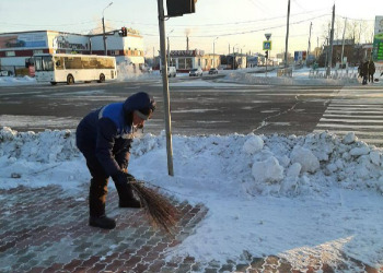 Дороги Благовещенска продолжают очищать от снега