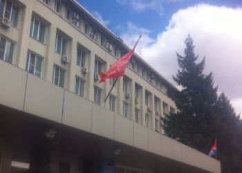 На здании правительства Амурской области вывесили Знамя Победы