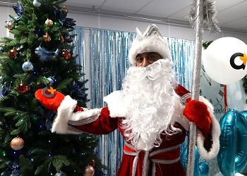 Пациентов главной больницы Приамурья поздравил штатный Дед Мороз