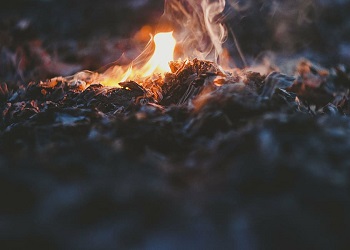 Ночью в Благовещенске в пожаре погиб пожилой человек