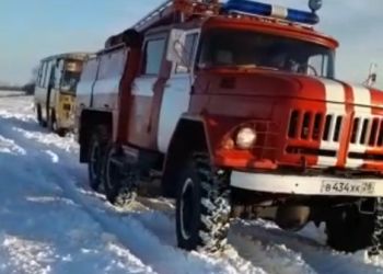 Амурские пожарные вытащили школьный автобус из сугроба