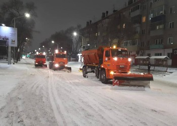 Ночью в Благовещенске рабочие ГСТК чистили город от снега