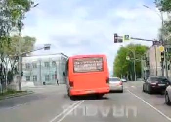 В Благовещенске попали на видео опасные маневры автобуса