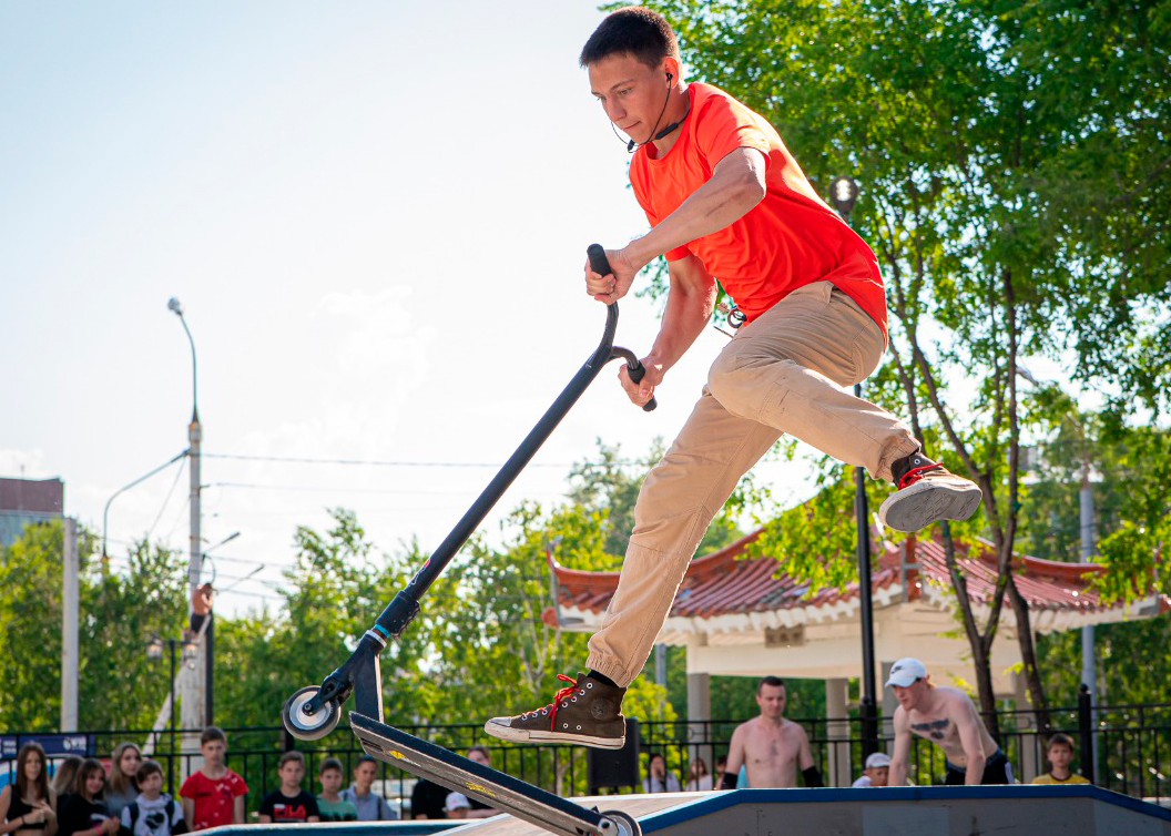 BMX и трюки на трамплинах: на скейт-площадке в парке Дружбы отметили день скейтбординга 