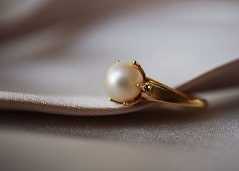 В Приамурье «гадалка» украла кольцо у пенсионерки