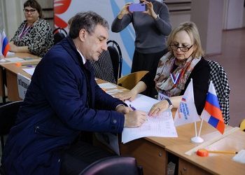 Губернатор Амурской области проголосовал на выборах президента России