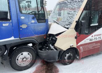 Маршрутный автобус попал в аварию в Благовещенске