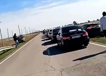 С криками «Трусы!» женщины под Волгоградом бьют машины выезжающих в Казахстан