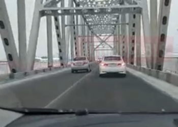 На зейском мосту в Благовещенске водитель опасно нарушил ПДД