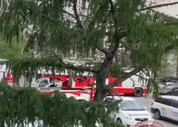 Пожарные машины стянули к зданию в центре Благовещенска