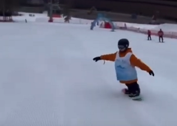 Экс-амурчанин без ног Максим Абрамов научился кататься на сноуборде 