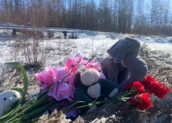 Тындинцы несут цветы к месту трагического ДТП, в котором погибла девочка