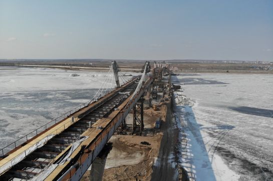 Стыковку частей моста через Амур перенесли из-за прогноза раннего ледохода