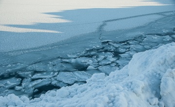 Двух подростков сняли с отколовшейся льдины в Амурской области