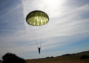 Школьников и студентов в Приамурье научат прыгать с парашютом