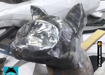 Тындинский кузнец работает над скульптурой кота