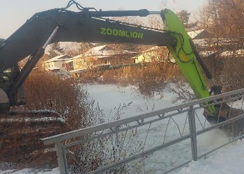 В Райчихинске начали очистку русла ручья Сорокинского