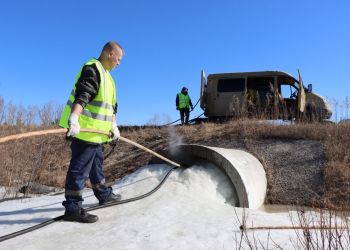 Дорожники пропаривают и очищают водопропускные трубы в Приамурье