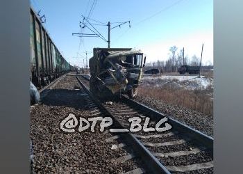 Поезд и грузовик столкнулись в Амурской области