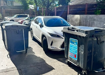 Неизвестные в Благовещенске «заблокировали» Lexus мусорными контейнерами 