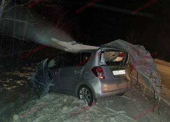 «Ractis разорвало»: в Приамурье легковушка въехала в припаркованный эвакуатор