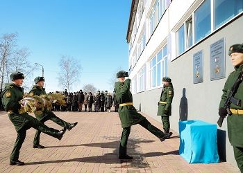 На фасаде благовещенской школы установили мемориальную доску в честь Героя России