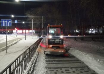 Тротуары и остановки очищают от снега в Благовещенске